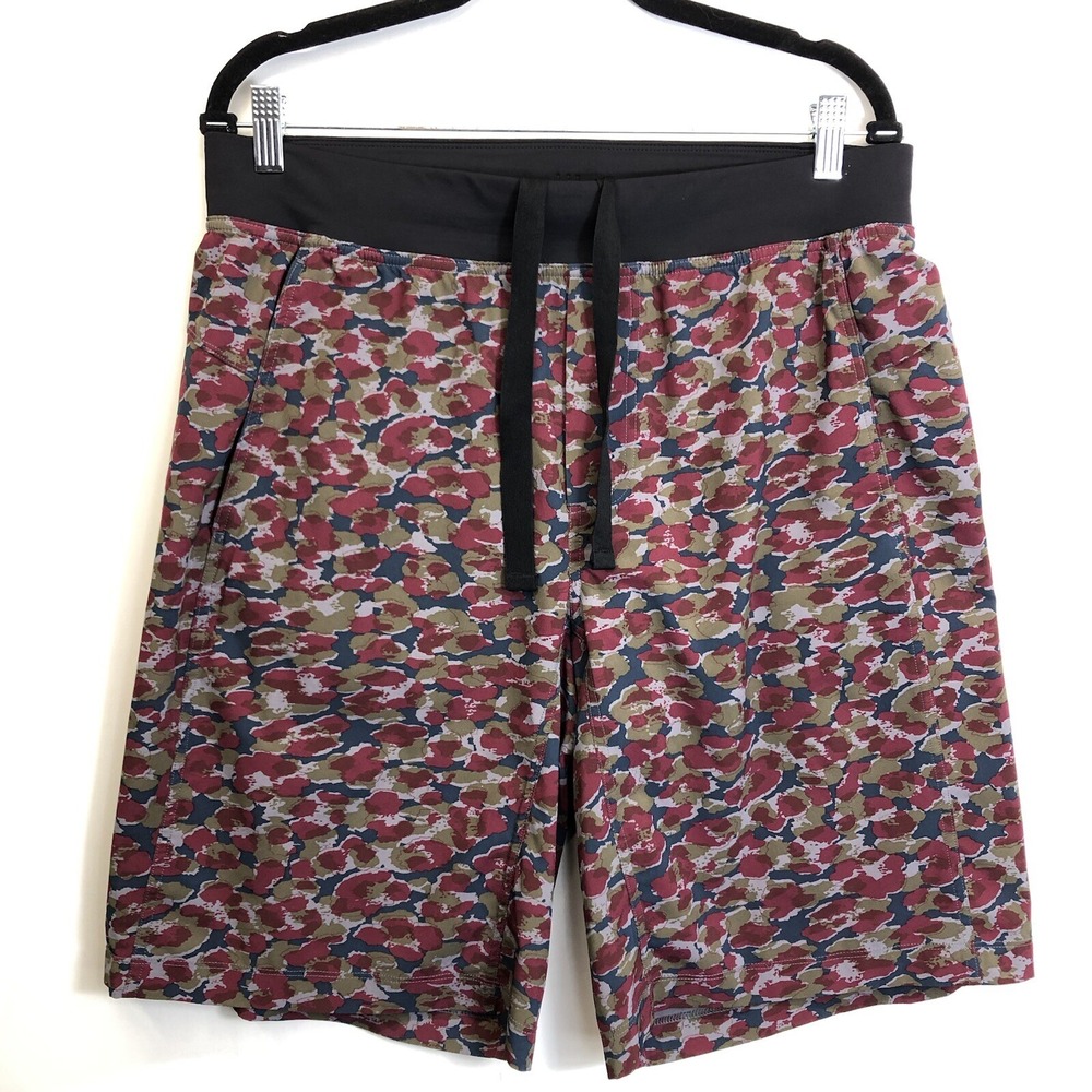 Lululemon T.H.E. Short 11" Linerless Mens Large Red Camo Urban‎ Leopard Training